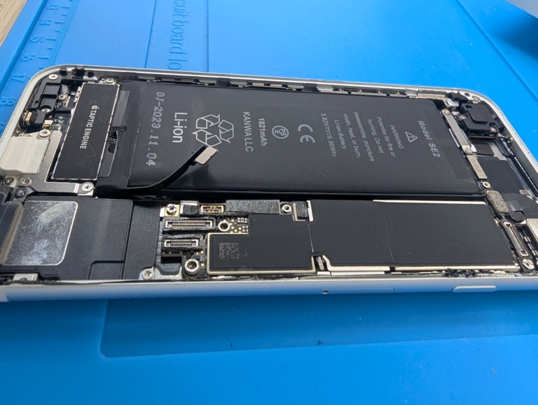 iPhone SE2のバッテリー交換（大容量）ならスマホ修理工房富山グリーンモール山室店へお任せください